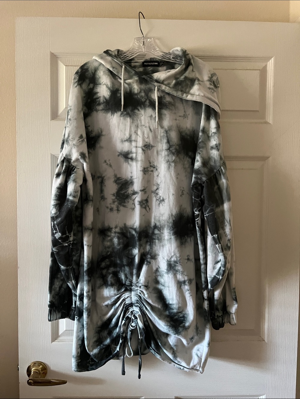 PrettyLittleThing Black & White Tie-Dye Hooded Longline Shirt. Woman s size 16